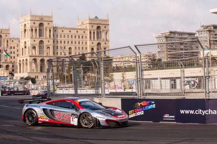 Keppt í Baku í fyrra í FIA GT seríunni.