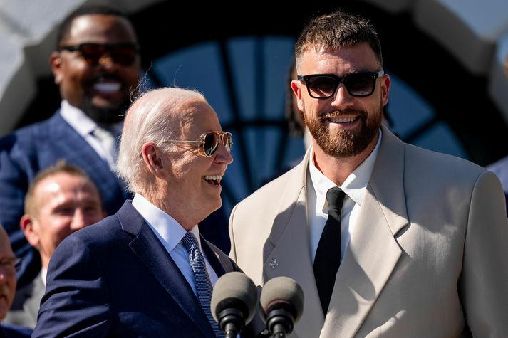 Travis Kelce og Joe Biden Bandaríkjaforseti.