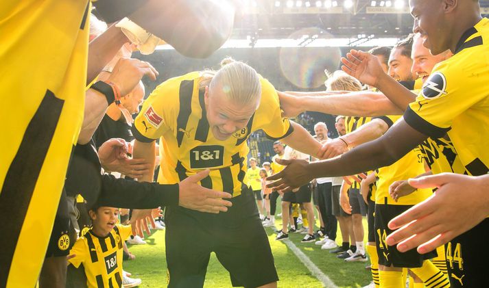 Leikmenn Borussia Dortmund kveðja Erling Haaland í lokaleiknum hans með liðinu.