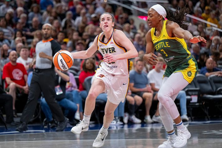 Caitlin Clark á fullri ferð í leik með Indiana Fever.