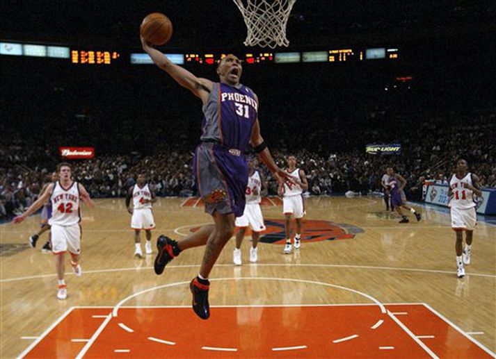 Shawn Marion, leikmaður Phoenix Suns, treður boltanum í körfuna í leiknum gegn Knicks í gær.