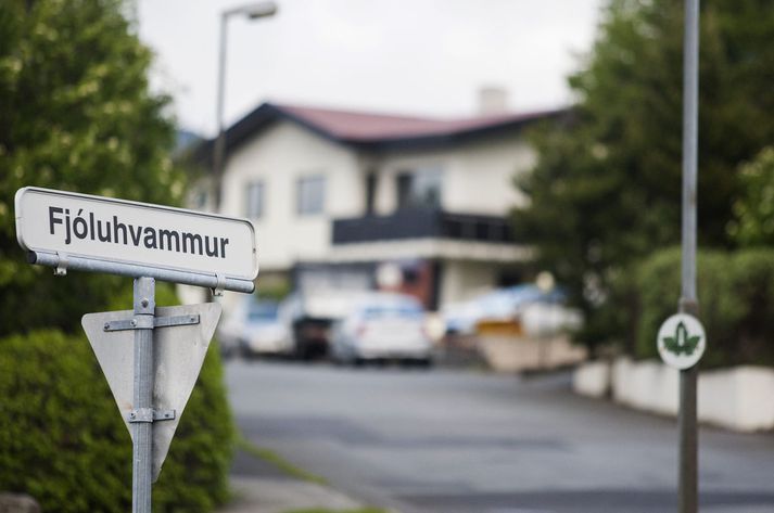 Nágrannar eru ósáttir við rekstur unglingaheimilis í einbýlishúsi sem Vinakot leigir í götunni.