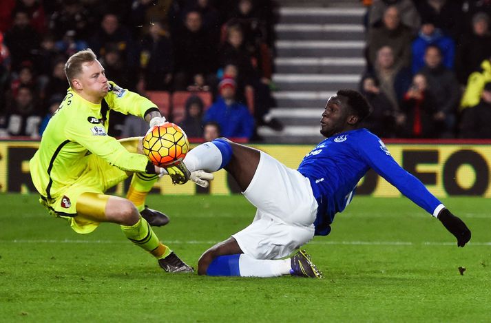 Ryan Allsop ver frá Romelu Lukaku af stuttu færi í leiknum á laugardaginn.