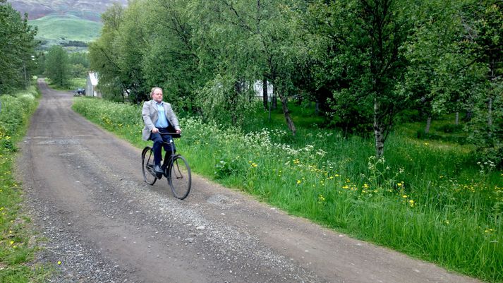 Þröstur í æfingatúr á gamla hjólinu innan skógræktarinnar.