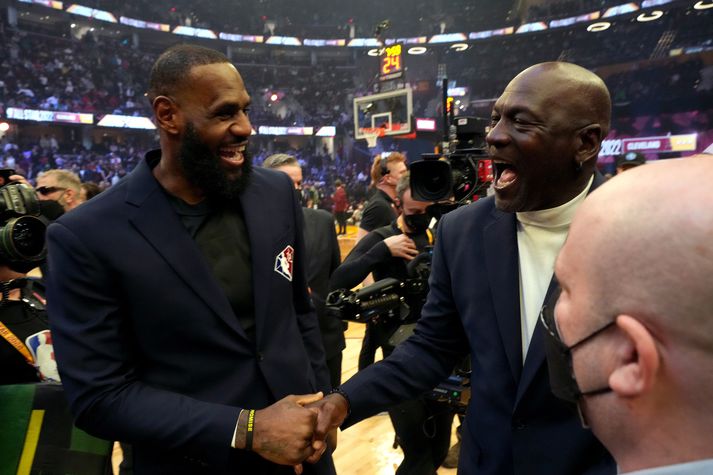 LeBron James og Michael Jordan hittust á Stjörnuleiknum í fyrra en NBA deildin valdi þá 75 bestu leikmenn allra tíma í tilefni af 75 ára afmæli deildarinnar.