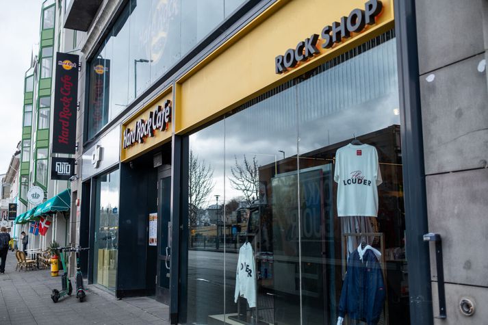 Frásögnum af kvöldinu á Hard Rock bar ekki saman: konan sagði starfsfólk hafa komið illa fram við hópinn en staðurinn sagði konurnar hafa verið háværar og ókurteisar. Kærunefnd jafnréttismála taldi ekki sýnt fram á að brottvísunin hefði tengst þjóðernisuppruna eða tungumálaerfiðleikum.