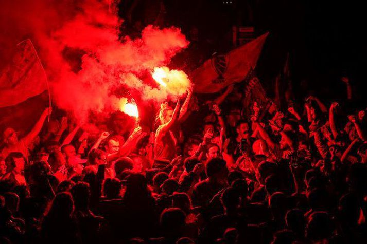 Mikinn stemning fyrir utan Anfield í gær.