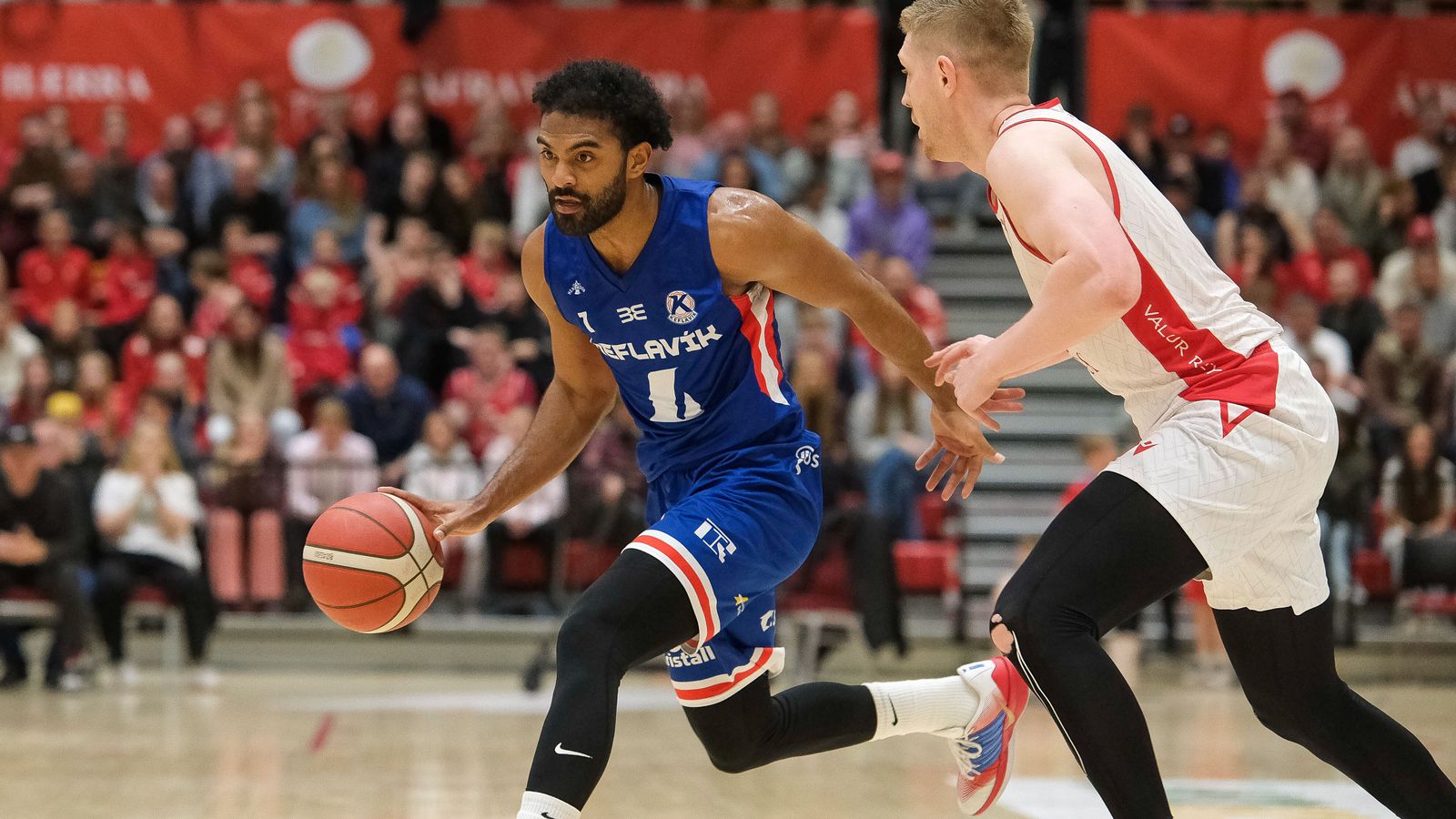 Uppgjörið:Valur - Kefla­vík 90-74| Vals­menn sendu Kefla­vík í sumar­frí