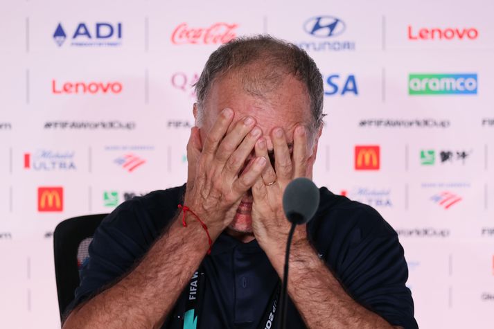 Marcelo Bielsa er hættur með úrúgvæska landsliðið eftir þriggja ára starf.