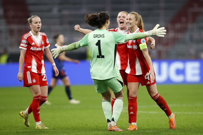 Glódís Perla Viggósdóttir fagnar sigri í leik í Meistaradeildinni með liðsfélögum sínum hjá Bayern München.
