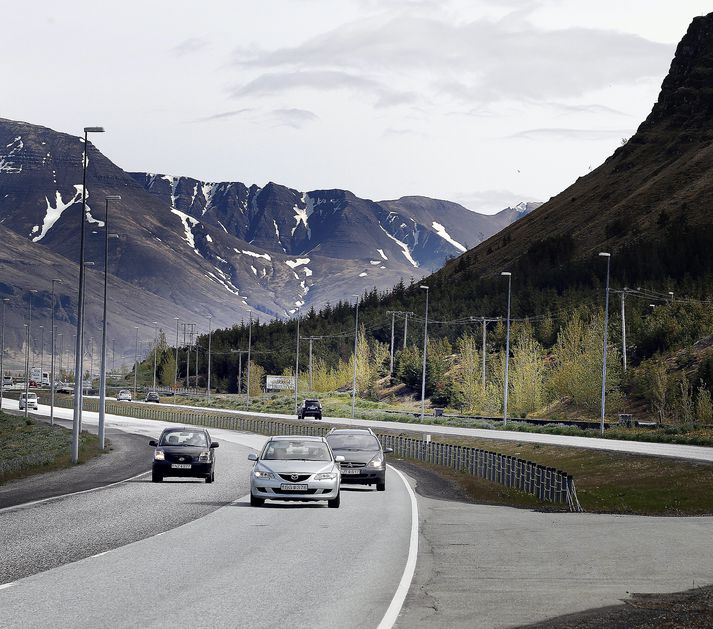 Stuðningur við innheimtu veggjalda jókst með aukinni menntun og auknum heimilistekjum.