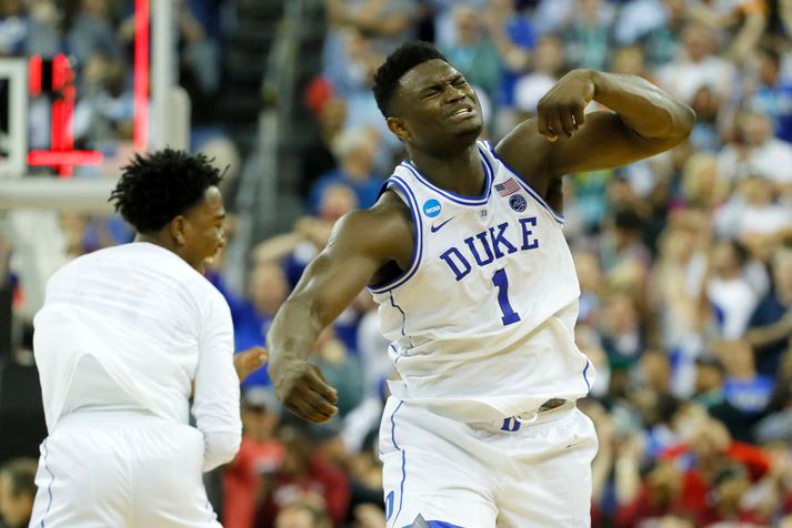 Zion Williamson fagnar í leikslok í gær.