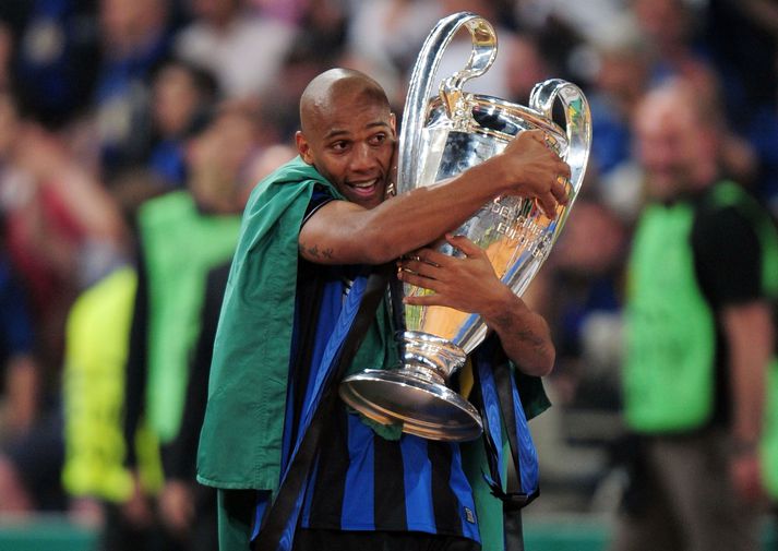 Maicon með Meistaradeildarbikarinn eftir sigur Inter á Bayern München í úrslitaleik keppninnar 2010.