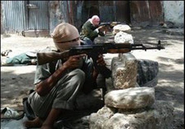 Sómalskir andspyrnuhermenn gráir fyrir vopnum.