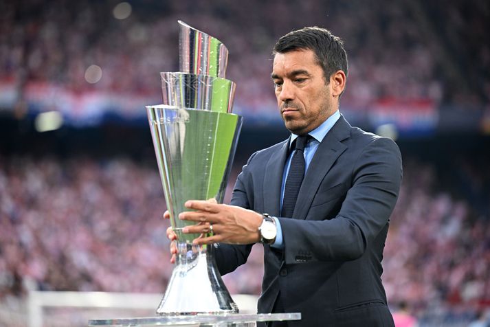  Giovanni van Bronckhorst með Þjóðadeildarbikarinn fyrir úrslitaleikinn 2023.