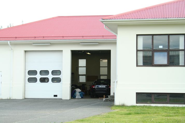 Bíllinn sem fólkið notaði til að smygla skartgripunum til landsins. Myndin er tekin við lögreglustöðina á Selfossi.