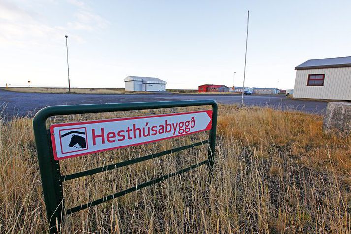 Reiðtygjum að verðmæti þriggja milljóna króna var rænt í innbroti í hesthús á Mánagrund í Reykjanesbæ.