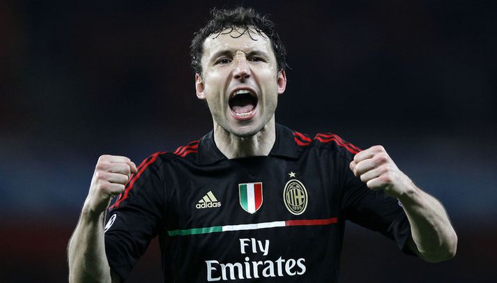 Mark Van Bommel fagnar í kvöld.