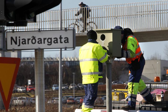 Verði tillögurnar að lögum mun eigandi bifreiðar þurfa að borga sektina ef ekki stofnast punktar í ökuferilsskrá vegna hennar.