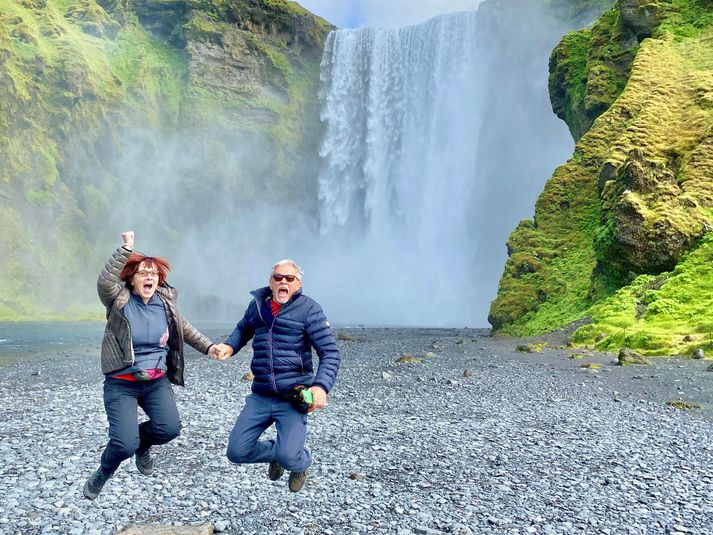 Þau Mirek og Ksenija voru einkar ánægð með Íslandsdvölina. Hér eru þau við Skógafoss.