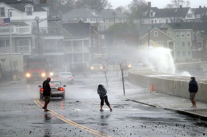 Íbúar í Winthrop í Massachusetts urðu með þeim fyrstu sem fundu fyrir afli fellibylsins.
nordicphotos/AFP