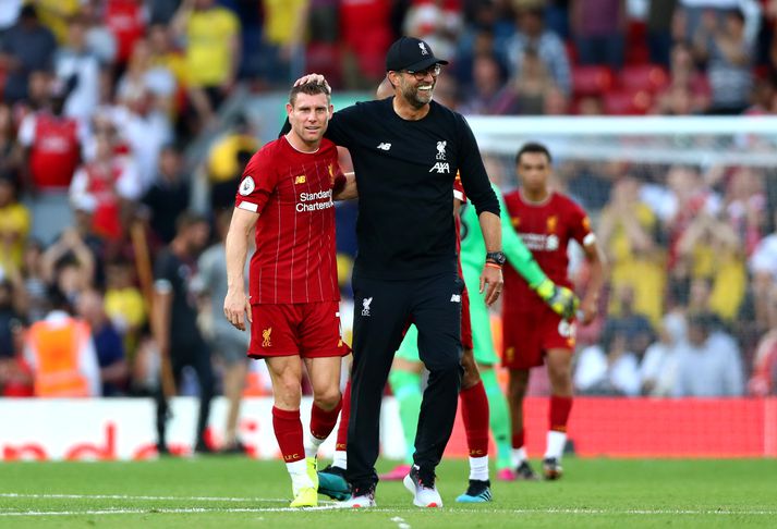 Klopp fagnar með James Milner eftir leikinn gegn Arsenal.