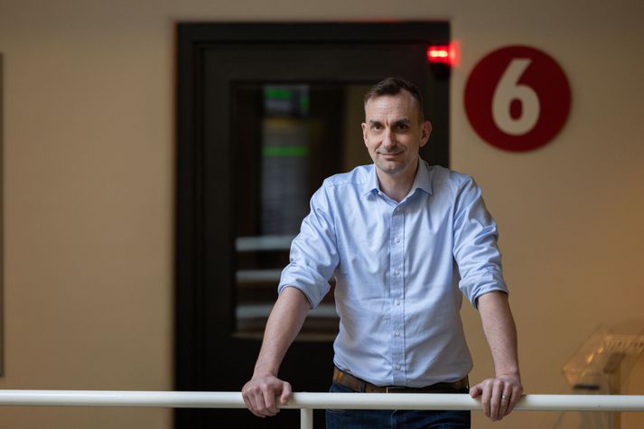 Heiðar Örn Sigurfinnsson fréttastjóri segir að um tilraun sé að ræða en fyrirvarinn eigi sér fyrirmynd hjá ríkismiðlum í Svíþjóð.