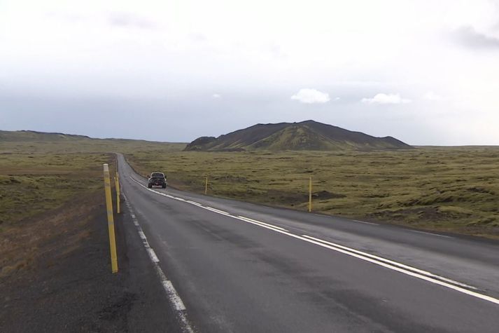 Þrengslavegur með Litla-Sandfell í bakgrunni. 