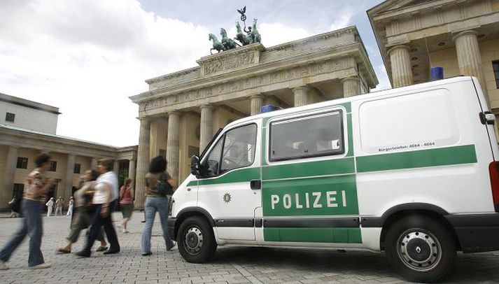 Aukinn viðbúnaður sást meðal annars á lögregluvakt við Brandenborgarhliðið í Berlín.
