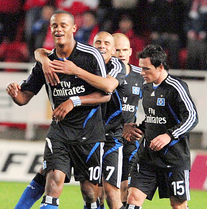 Liðsfélagar Vincent Kompany fagna marki hans í Björgvin í kvöld.