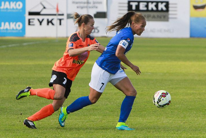 Ásgerður Stefanía Baldursdóttir, fyrirliði Stjörnunnar, og Aivi Luik, leikmaður Fylkis, í leiknum í kvöld.