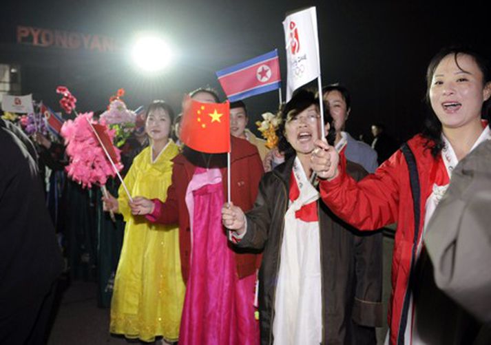 Tekið var á móti kyndlinum á flugvelli við Pyongyang snemma í morgun.