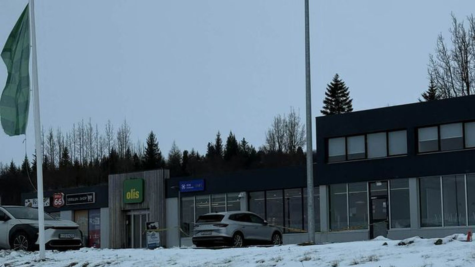 Stóðu á gang­stétt þegar bíl var ekið á þau