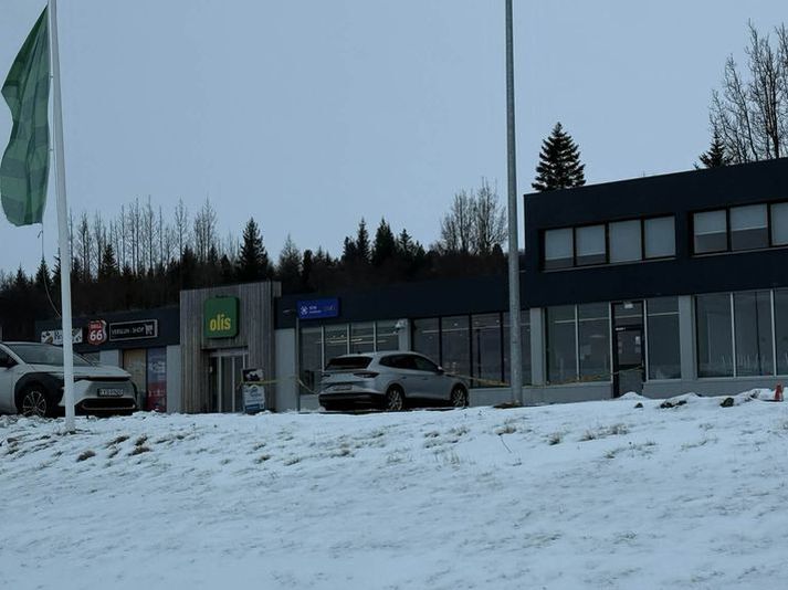 Söluskála Olís var tímabundið lokað eftir að slysið varð. En á myndinni sést hvernig lögreglan innsiglaði staðinn.