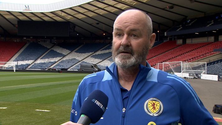 Steve Clarke segir skosku vörninni að hafa góðar gætur á Andra Lucas Guðjohnsen, syni Eiðs Smára. 