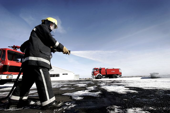 Slökkviliðsmaður að störfum. Athugið að myndin er úr safni.