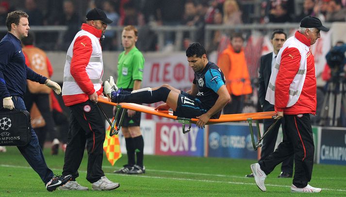 Andre Santos borinn af velli í leiknum í gær.