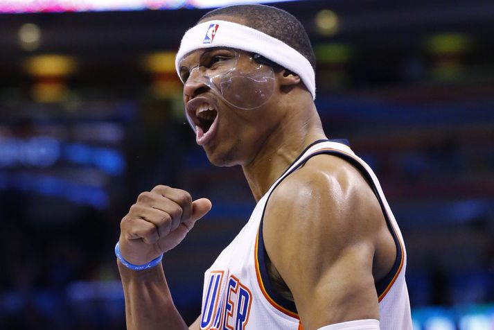 Russell Westbrook lék með grímu í nótt.