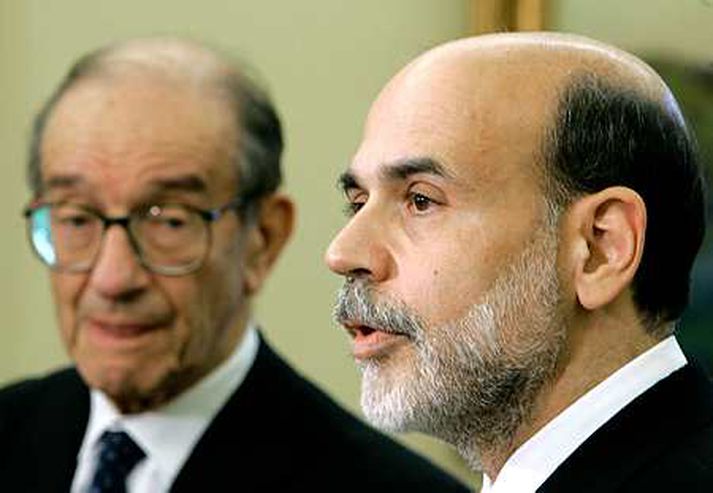 Ben Bernanke (t.h.) ásamt Alan Greenspan fyrrverandi seðlabankastjóra.