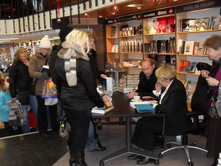 Vigdís áritaði bókina í dag.