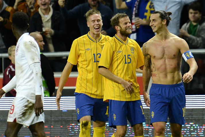 Zlatan Ibrahimovic fagnar í gær.