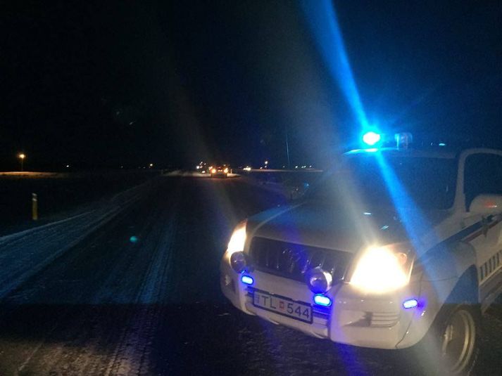 Hringveginum var lokað um stund vegna slyssins.