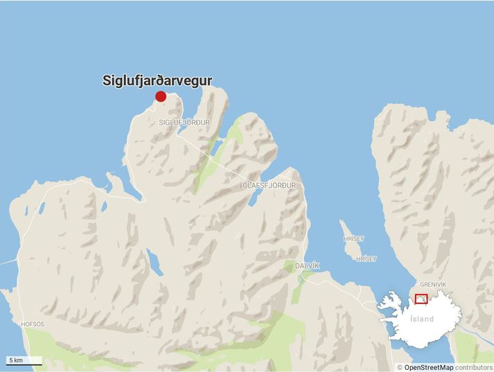 Siglufjarðarvegur tengir saman Siglufjörð og Fljótin í gegnum Strákagöng.