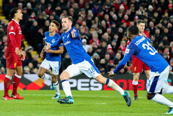 Gylfi Þór Sigurðsson fagnar marki sínu á móti Liverpool en Everton tapaði leiknum og er úr leik í enska bikarnum.