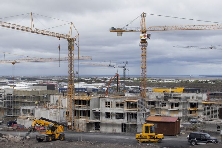 Stór hluti nýrra íbúða sem eru 120 fermetrar að flatarmáli eða minni selst á eða yfir ásettu verði.