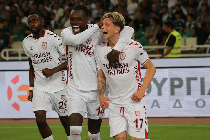 Logi Tómasson fagnar marki sínu fyrir Samsunspor í umspili Evrópudeildarinnar í kvöld en liðsfélagarnir eru mjög ánægðir með hann.
