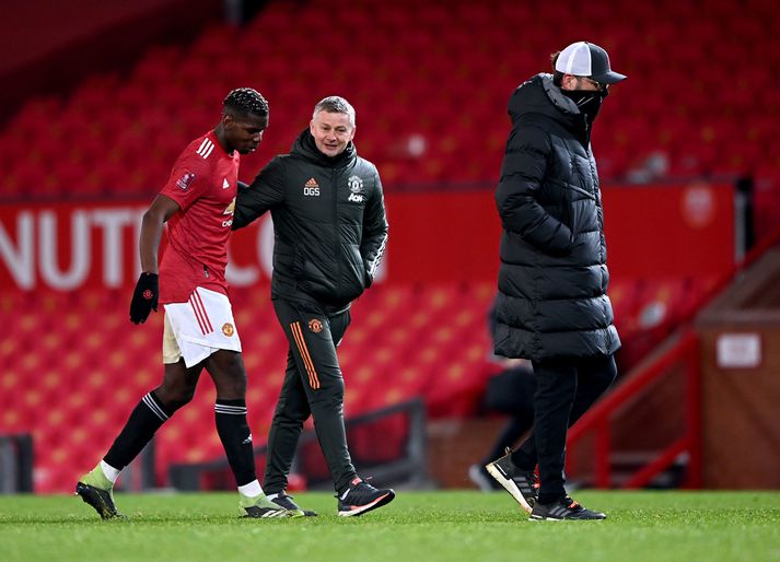 Solskjær ræðir við Paul Pogba að loknum 3-2 sigri. Jürgen Klopp gengur niðurlútur á undan þeim.