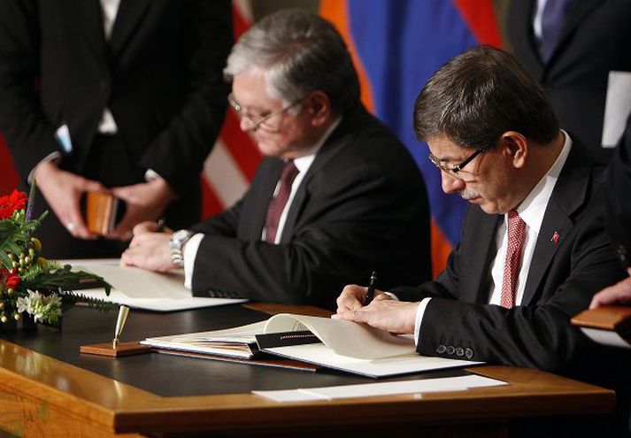 Undirritun samninga Edouard Nalbandian, utanríkisráðherra Armeníu, og Ahmet Davutoglu, utanríkisráðherra Tyrklands, undirrituðu tímamótasamning í Sviss á laugardag.nordicphotos/AFP