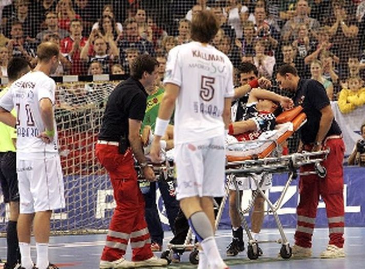 Ólafur Stefánsson horfir hér áhyggjufullur á félaga sinn Einar Hólmgeirsson lagðan á börurnar í gærkvöldi