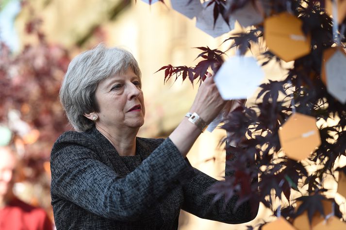 Theresa May við tré vonar í Manchester þar sem minningarathöfn var haldin í dag vegna þeirra sem fórust í sprengjuárásinni í fyrra.